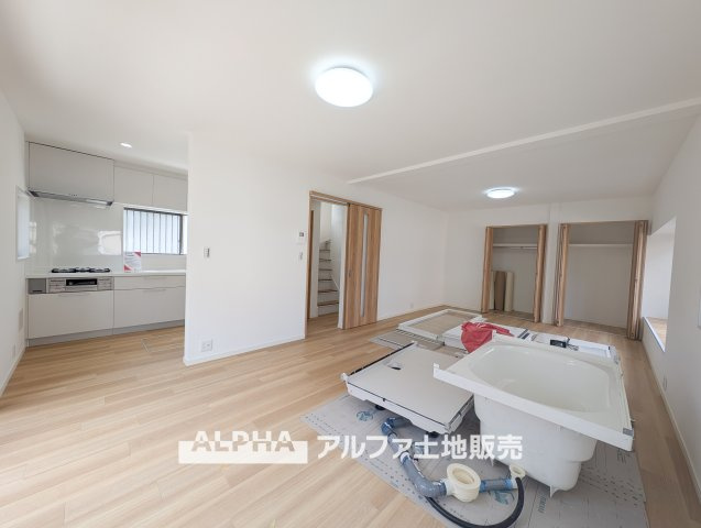 【comfort　living】　◆くつろぎが続く空間◆落ち着いた雰囲気のリビングは、自然と人が集まる場所に。ここで過ごす時間が、日常の中に穏やかなリズムをつくっていく。