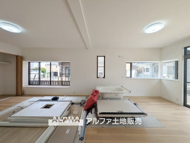 【family　living】　◆家族が集まる中心空間◆ダイニングと一体で使いやすいリビングは、日常の動線にも配慮。くつろぎと使い勝手を両立した住まいの中心です。