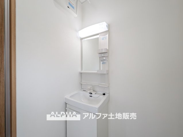 【Vanit】◆洗面台◆身支度がしやすい洗面台は、収納力にも配慮した設計。朝の準備から帰宅後まで、家族みんなが使いやすい空間です。