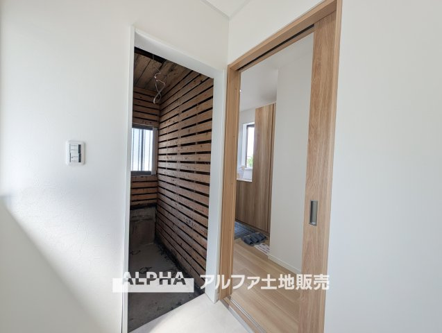 【Laundry　space】　◆ランドリースペース◆広々した空間で雨の日でも十分に洗濯物を乾かすことが出来ます。バスルームには浴室換気乾燥機も付いているので重宝しますね。
