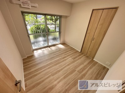 コンパクトで使いやすい洋室です
