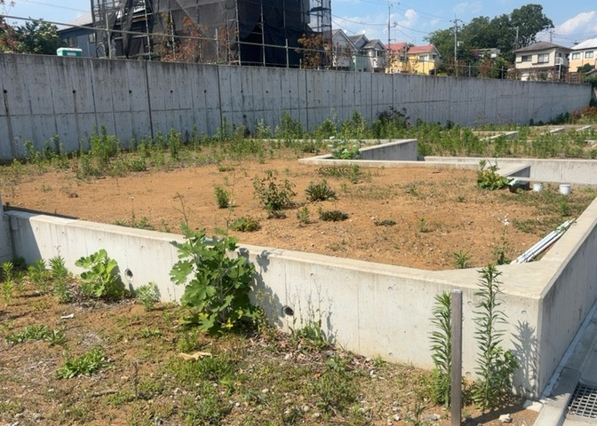 土地の形が極端に長細かったり、狭小地、あるいは道路との高低差がある傾斜地だった場合、後々売ろうとしても買い手がつかない場合もあります。後々、売却することになった時に価値の下がらない土地を選びましょう。