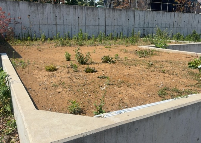 土地の面積＝住宅面積ではありません。建ぺい率の問題などで、土地のある場所によって住宅を建てられる面積は限られています。高さもしかり、「土地」という言葉の中には、建築条件も含まれると考えておきましょう。