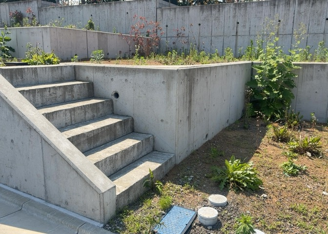 土地の前の道路に消火栓が設置されていることがあります。この場合、道路交通法第45条第1項により、駐車禁止の場所が指定されています。そのため、車庫などの駐車スペースをつくることができない場合があります。