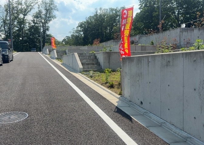 現地に行くなら、物件の周囲の地形がどうなっているかを見ることも大切です。周辺より低くなっている土地では、大雨などで水が集まりやすいため、地盤が弱くなっているということも考えられるため、注意が必要です。