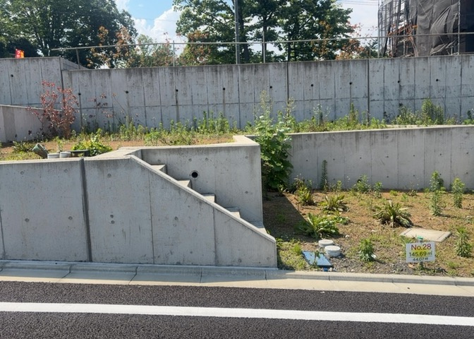 土地購入を検討されている場合、境界杭がない状態で購入してしまうと境界確定測量をする必要があり、費用がかかります。購入の前に、売主、隣土地所有者立ち合いのもと境界を確定し境界杭を設置するのがベストです。