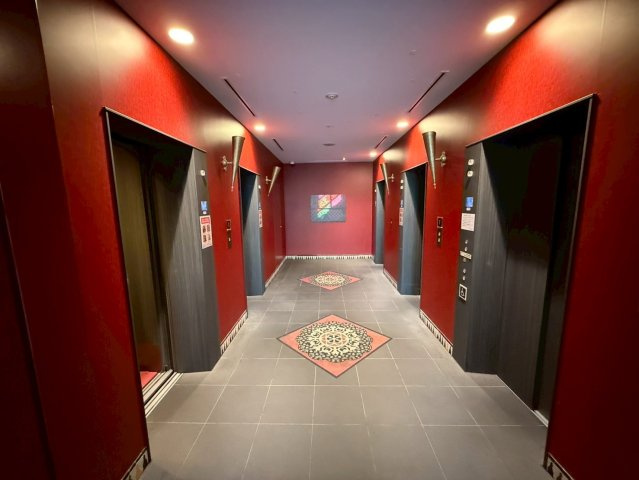 【エレベーターホール】異国の雰囲気を感じさせる内装に、巧みなライティング！