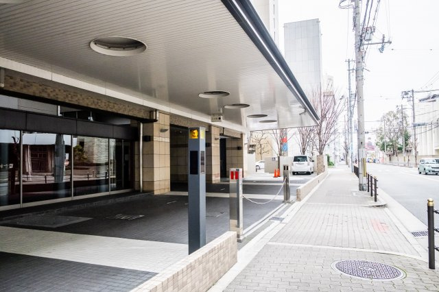 【敷地内駐車場】きちんと整備されたきれいな駐車場です！十分な広さがあり、車の出し入れもスムーズ！