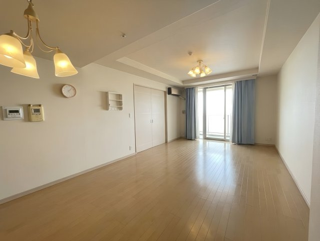 【リビングダイニング】からたくさんの陽が差し込み、お部屋全体がとても明るく、暖かみある空間です☆(※CG加工により家具削除)