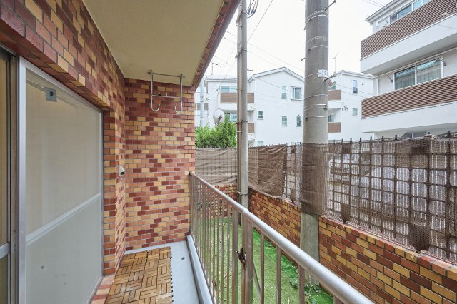 リビングダイニングから直接出入りができる、1階住戸ならではのバルコニーと専用庭。周囲のプライバシーにも配慮されており、視線を遮りながらも心地よい外気を感じられます。