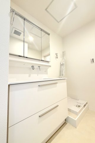 ホワイトトーンで統一された洗面室　　窮屈さが無いので朝の身支度もスムーズにできます。