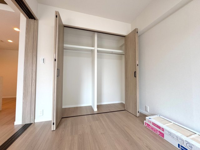 収納　お部屋をすっきりと保てる広々とした収納スペース。季節物の衣類や大きめの荷物もまとめて収納でき、快適な生活空間を維持できます。