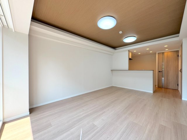 リビング　家族が集う明るいリビングダイニング。レイアウトのしやすい形状で、お好みの家具を配置して心地よい居場所を作り出せます。