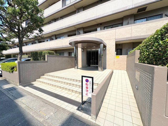 エントランス入り口　重厚感と清潔感を備えたマンションのアプローチ。住まう方や訪れる方を優しく迎え入れる、手入れの行き届いた共有エリアです。