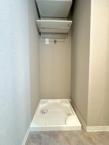 ランドリースペース　洗濯機の配置や洗剤類の整理がしやすい独立感のあるランドリースペース。日常のお洗濯がスムーズに行える使い勝手の良い配置です。