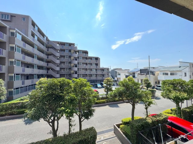 眺望　前面に遮るものがなく、見晴らしの良い開放的な眺望が広がります。爽やかな空と季節の移ろいを身近に感じられる魅力的な環境です。
