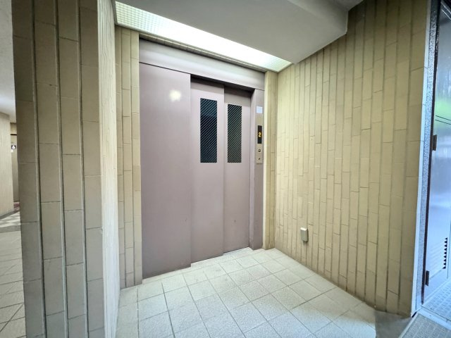 エレベーター　綺麗に清掃・管理された共用エレベーター。日々の昇降をスムーズにし、管理体制の良さを実感していただける快適な共用部です。