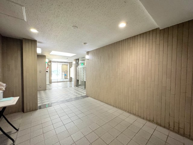 エントランスホール　明るく開放的なエントランスホール。防犯面にも配慮された安心の設計で、住まう方の快適な日々の出入りをサポートします。