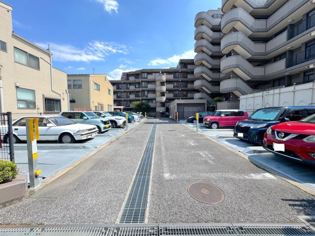 駐車場と駐輪場　敷地内に設置された駐車場・駐輪場スペース。お車や自転車の出し入れがスムーズに行え、毎日の移動を快適にサポートします。