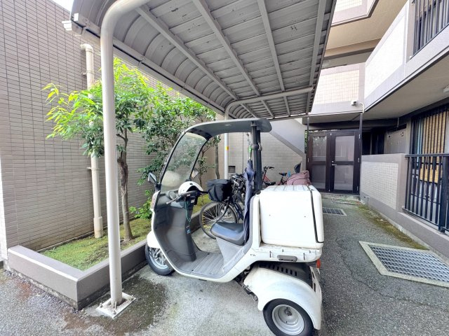 駐輪場　整理整頓された綺麗な敷地内駐輪場。雨や汚れから愛車を守りやすく、日々の通勤・通学・買い物への移動もスムーズに行えます。
