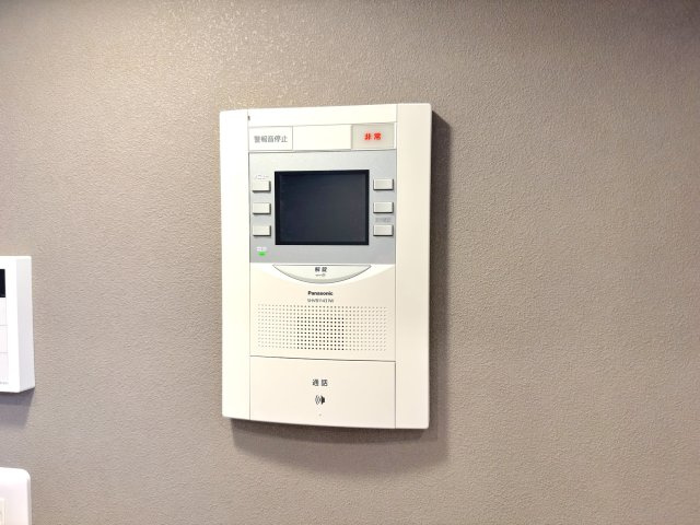 TVモニター付きインターホン　室内から来訪者の顔を確認できる安心のTVモニター付きインターホン。防犯性を高め、お子様のお留守番時にも心強い設備です。