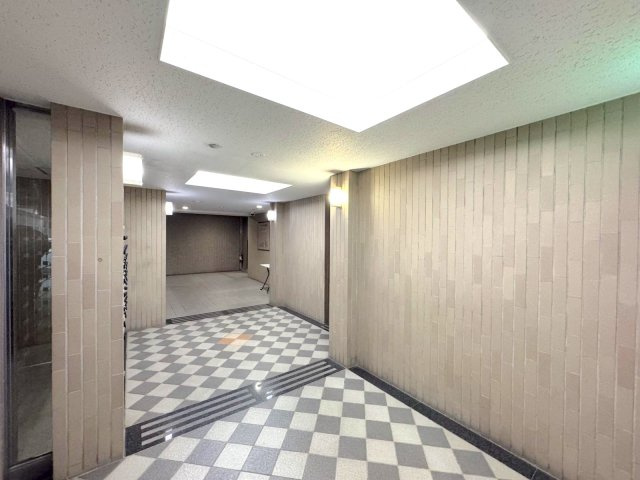 エントランス　品格ある佇まいのエントランス部分。行き届いた管理体制により清潔感が保たれており、毎日の帰宅を気持ちよく迎えてくれます。