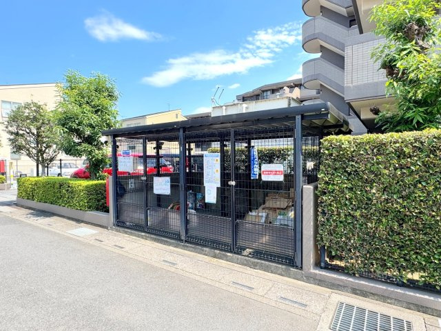ゴミ置き場　綺麗に管理された敷地内ゴミ置き場。しっかりとお手入れが施されており、居住者の衛生的な生活環境をしっかりと支えています。