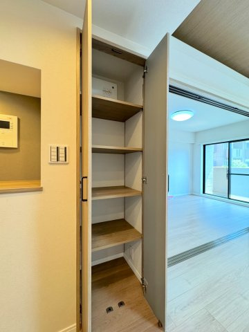リビングの収納　リビング内に備え付けられた便利な収納スペース。散らかりがちなリビングの小物や書類等をすっきりまとめて収納できます。