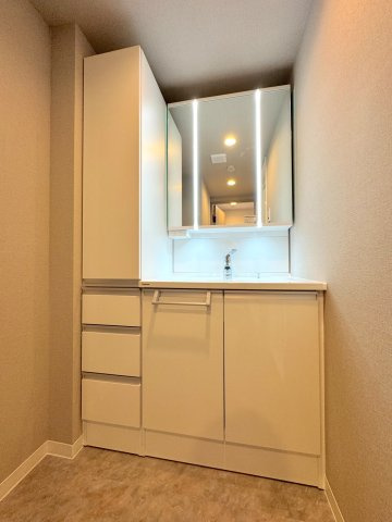 洗面台新規交換　新規交換された清潔感ある洗面化粧台。身支度がスムーズに行える使い勝手の良いデザインで、収納スペースも豊富に備えています。