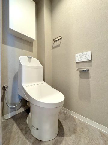 トイレ新規交換　新規交換済みの快適なトイレ空間。毎日使う場所だからこそ、清潔感と使いやすさにこだわり、爽やかな空間に仕上げられています。