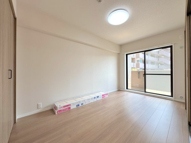 洋室6帖　6.0帖のゆとりある広さと収納を備えたお部屋です。　独立性が高く静かな位置にあるため、主寝室としてゆったりとお寛ぎいただけます。　窓から優しい光が入り、心地よい朝を迎えられる空間です。