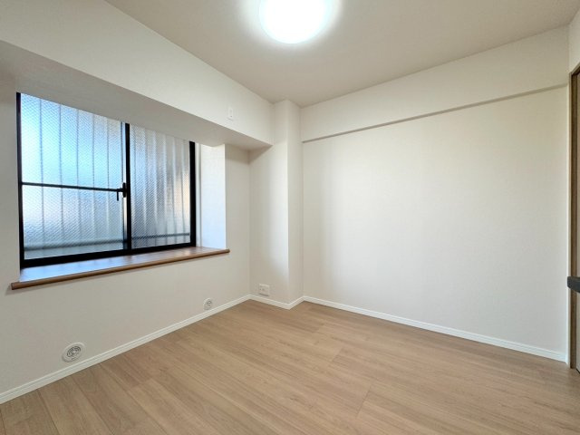 洋室4.6帖　バルコニーに面した陽当りの良い約5.0帖のお部屋です。　扉を開けてリビングと一体感のある大空間として使ったり、閉めて個室にしたりと、生活スタイルに合わせて柔軟にお使いいただけます。