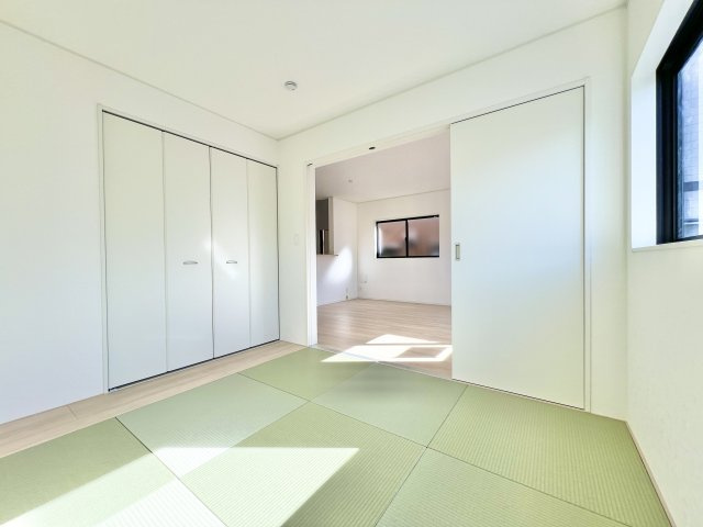 客間やお昼寝スペースとしても使える和室です。リビングと一体利用ができ、ライフスタイルに合わせて活用できます。