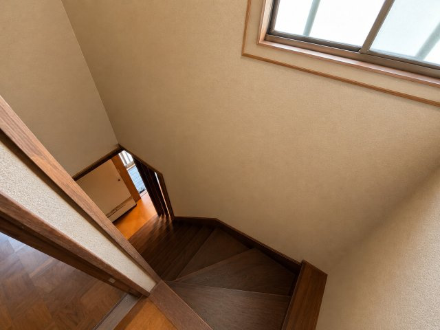 上下階をつなぐ階段ホールです。窓が設けられているため閉塞感が少なく、明るさと開放感を感じられる空間となっています。各居室への移動もスムーズで、ご家族それぞれのプライベート空間へアクセスしやすい間取り。