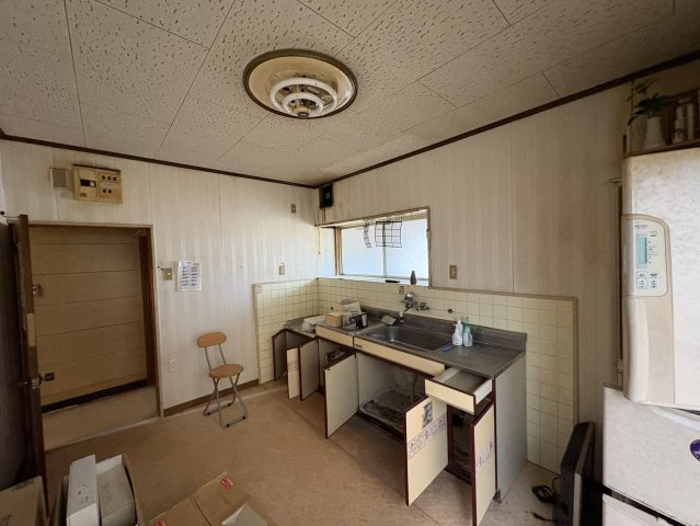 作業スペースがしっかり確保されたキッチンで、調理や下ごしらえも快適。収納が多く、調理器具や食器を整理しやすい造りです。窓からの採光により手元が明るく、毎日の家事がしやすい環境です。