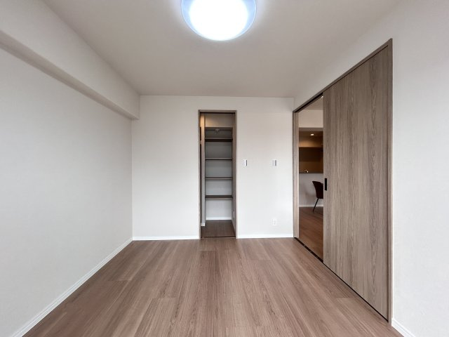 リビング横5.2帖の洋室は、お子様や来客者のお部屋としてのご使用はいかがでしょうか。