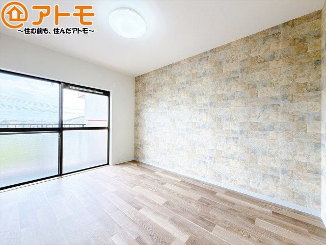 アクセントクロスが印象的なお部屋です。お気に入りの家具に囲まれてゆったり過ごしたいですね♪