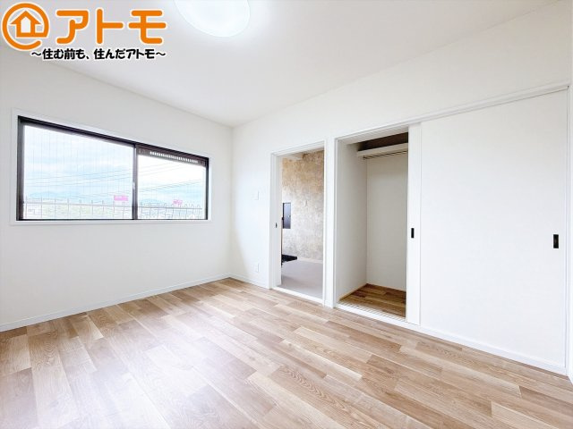 収納スペースもしっかり確保したお部屋は、収納家具の数も減らせるのでお部屋を広く使えます！