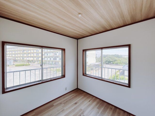 ■2階洋室｜2面採光で明るい洋室。全部屋フローリングなので、お掃除がしやすいです♪大きな収納もあって嬉しい！