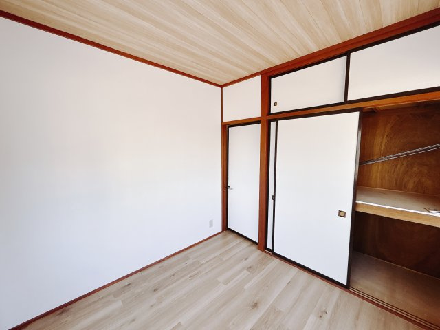 ■2階洋室｜お子様の一人部屋にピッタリな洋室。木のぬくもりを感じるフローリングは、天然木の味わいが時とともに深みを増していきます。また、傷にも強く、フリーワックスでお手入れもラクラクです♪