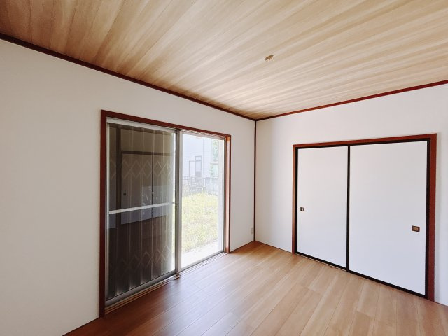 ■1階洋室｜大きな窓がついています♪陽光たっぷり差し込む空間ライフはいかがですか？