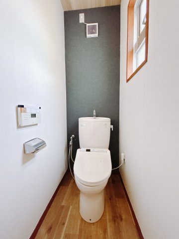 ■トイレ｜オシャレなアクセントクロスが魅力的なトイレになっています♪窓付きでしっかり換気もできますので、いつでもきれいを保てます♪