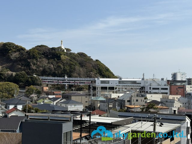 部屋から見える、湘南モノレール「湘南江の島」駅の様子