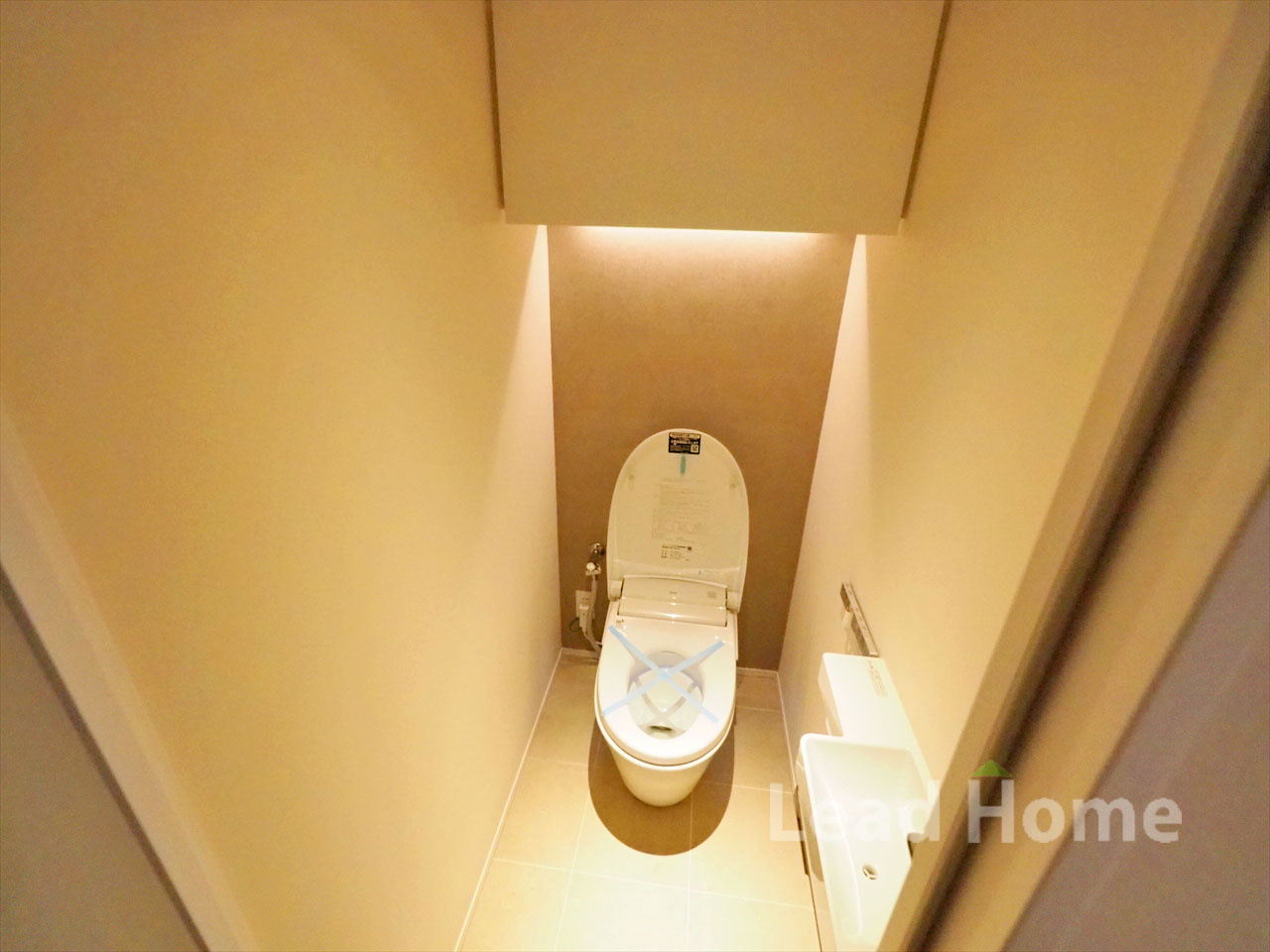 温かみのある照明で落ち着けるトイレ空間です！温水洗浄便座付きで毎日の使用も大変快適です♪