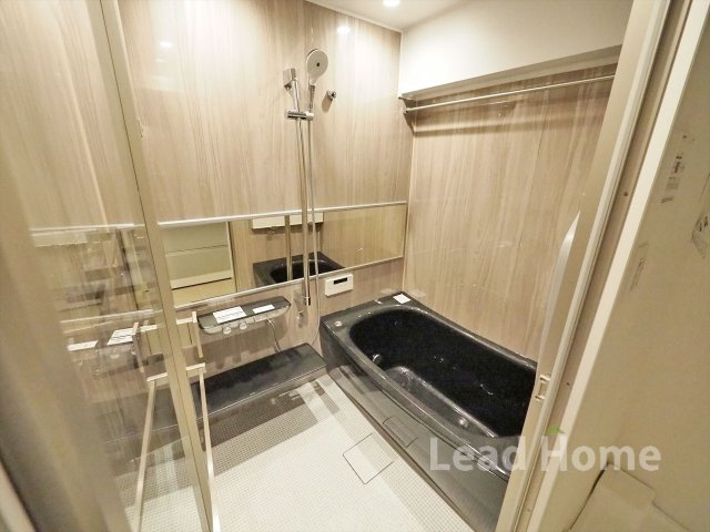 シックでゆったり浸かれる広い浴室です！一日の疲れをゆっくりほぐしてバスタイムを楽しめます♪