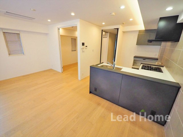 木の温もりを感じる明るいフローリングの居間です！家具選びもしやすく心地よい時間を過ごしていただけます♪