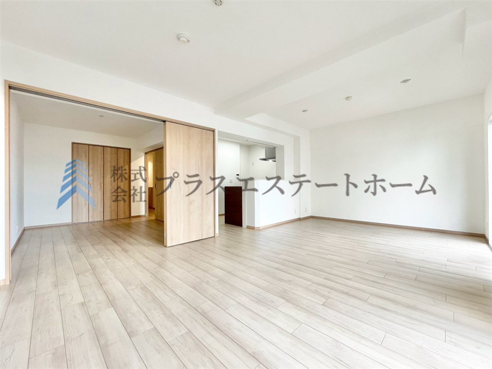 リビングは、落ち着いた色合いのフローリングが特徴です。家族の時間を大切にする理想的な空間です