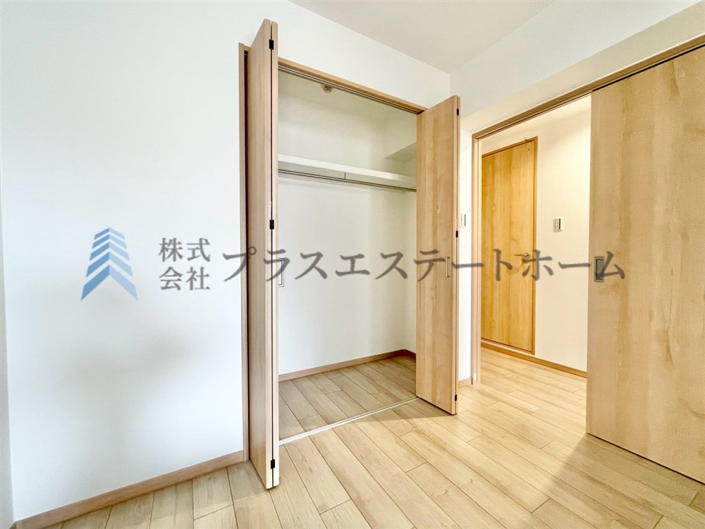 居室にはクローゼットを完備♪自由度の高い家具の配置が叶うシンプルな空間です♪