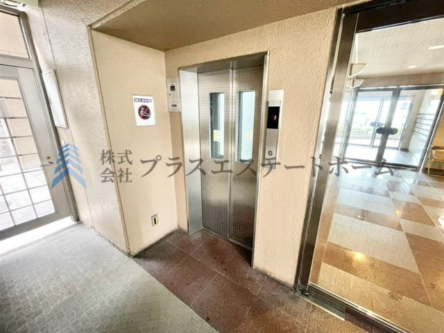 重い荷物を運ぶ際も安心のエレベーター完備♪