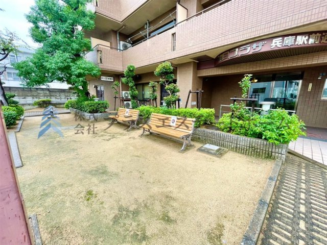 エントランス前に遊び場を完備♪小さなお子様を遊ばせるのに安心ですね♪